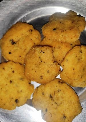 A picture of Masala mathri.