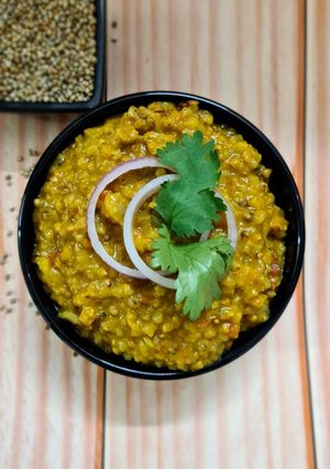 બાજરા ની ખીચડી (Bajra Khichdi Recipe In Gujarati) રેસીપી મુખ્ય ફોટો
