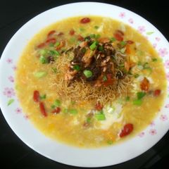 A picture of LG CRISPY RICE VERMECILI TOP SALMON MUSHROOM SAUCE ON WOLFBERRY EGG DROP.