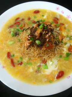 A picture of LG CRISPY RICE VERMECILI TOP SALMON MUSHROOM SAUCE ON WOLFBERRY EGG DROP.