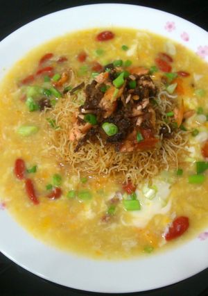 A picture of LG CRISPY RICE VERMECILI TOP SALMON MUSHROOM SAUCE ON WOLFBERRY EGG DROP.