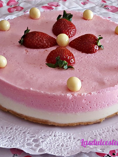 Una foto de Tarta de chocolate blanco y fresa