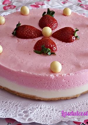 Foto principal de Tarta de chocolate blanco y fresa