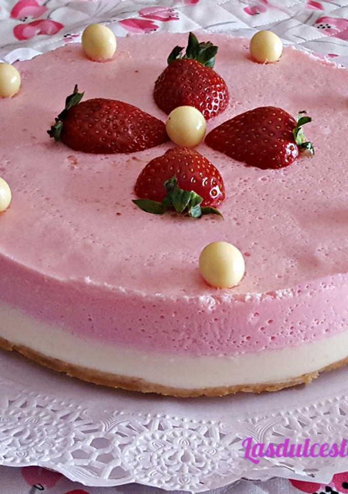 Una foto de Tarta de chocolate blanco y fresa