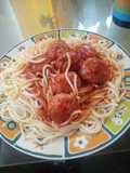 Spaghetti con albóndigas de atún al jugo