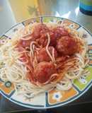 Spaghetti con albóndigas de atún al jugo