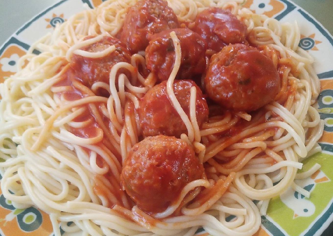 Spaghetti con albóndigas de atún al jugo