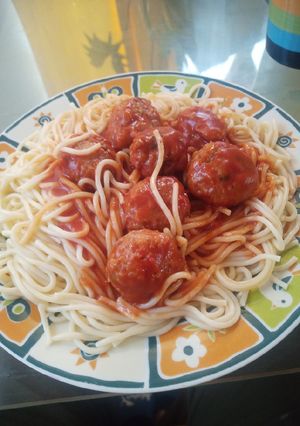 Una foto de Spaghetti con albóndigas de atún al jugo