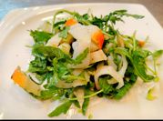 Una foto di surimi insalata