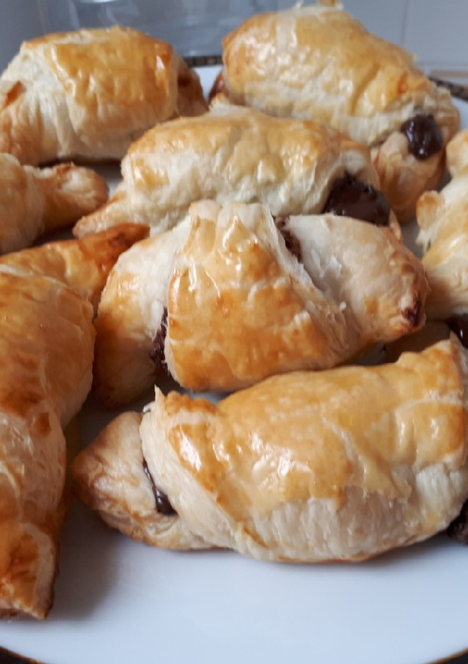 Una foto de Croissant rellenos de chocolate