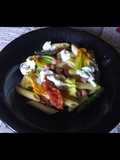 Pasta con asparagi, pomodorini, fiori zucca e stracciatella