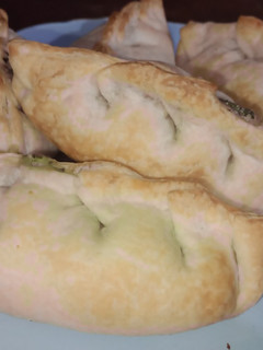 Una foto de Empanadas de Acelga y salsa blanca 😋