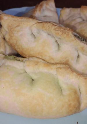 Una foto de Empanadas de Acelga y salsa blanca 😋