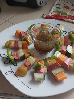 Una foto de Pinchitos mixtos con aderezo ácido