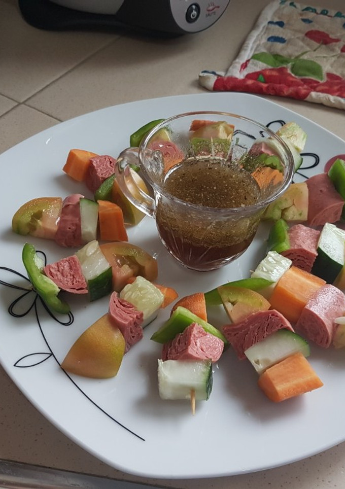 Una foto de Pinchitos mixtos con aderezo ácido