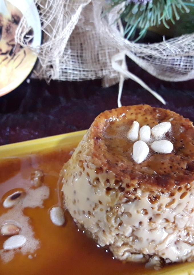 Una foto de Flan de miel y piñones