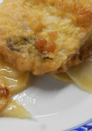 Una foto de Bacalao rebozado frito con patatas panaderas