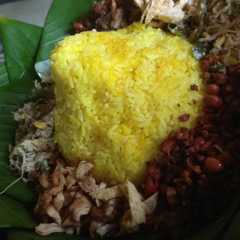Foto resep Nasi kuning rice cooker || bumbu instan