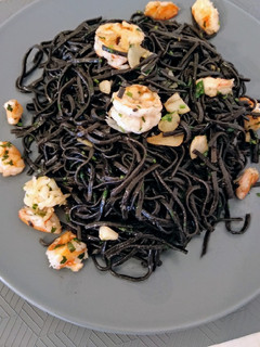 Una foto de Espaguetis negros con gambas al ajillo