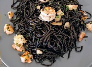 Foto principal de Espaguetis negros con gambas al ajillo