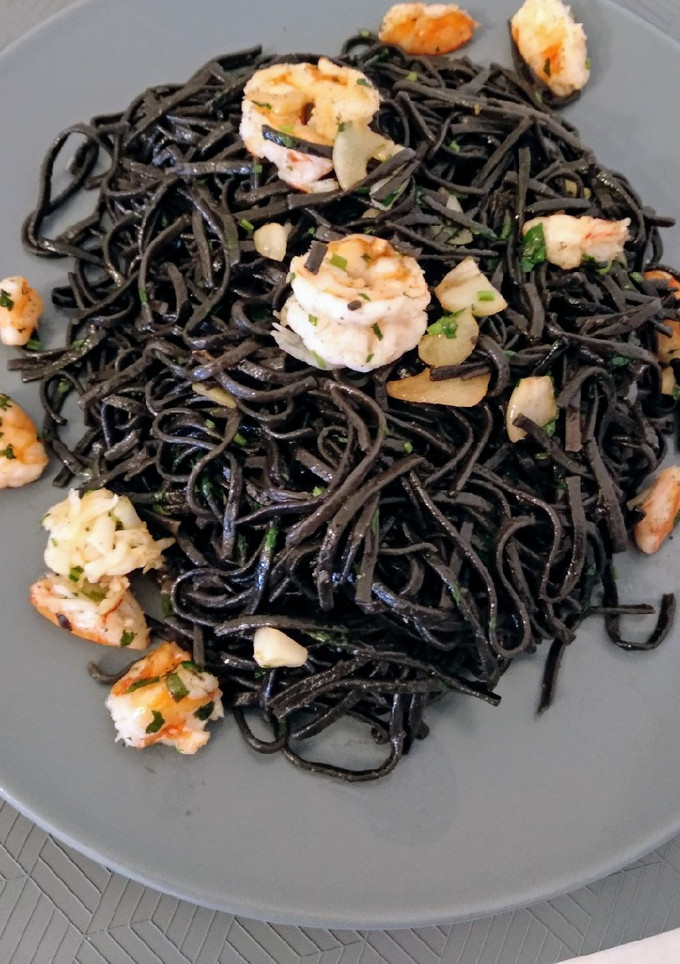 Una foto de Espaguetis negros con gambas al ajillo