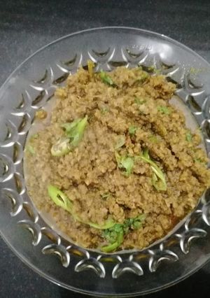 A picture of Bhuna qeema with paratha and grated mango achaar😋😉😊.