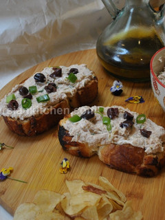 عکسی از دستور خوشمزه ترین و آسانترین بروسکتا تن ماهی
