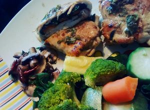 Una foto de Pechugas de pollo rellenas con queso, espinacas y vegetales