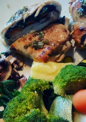 Una foto de Pechugas de pollo rellenas con queso, espinacas y vegetales