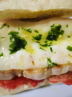 Una foto de Chapatina de lomo y queso a la catalana con picadillo