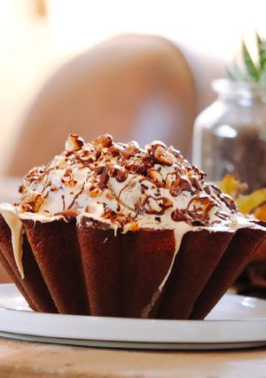 Une photo de Sponge cake à la farine de teff, noisettes torréfiées et poires