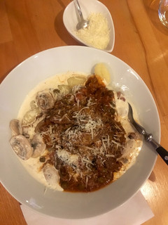 Una foto de Ñoquis con especial salsa de champiñones y carne