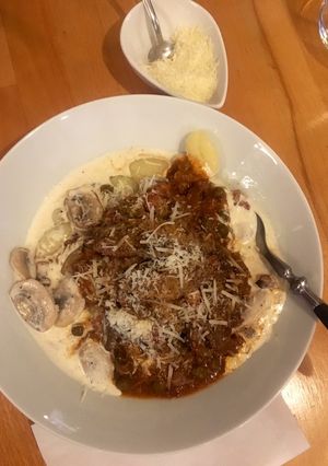 Una foto de Ñoquis con especial salsa de champiñones y carne