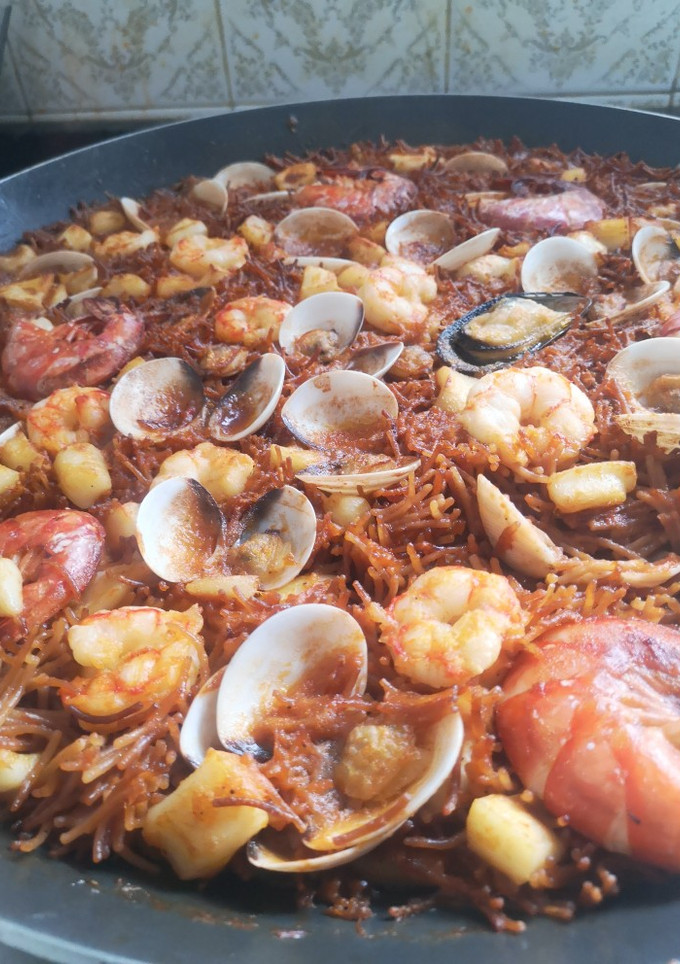 Una foto de Fideuá de marisco