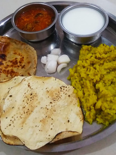સાદી ખીચડી (Sadi Khichdi Recipe In Gujarati) રેસીપી મુખ્ય ફોટો