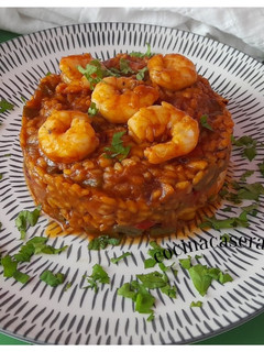 Una foto de Arroz con verdura y langostinos