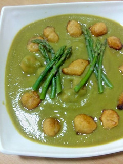 Una foto de Crema de guisantes con espárragos trigueros y ñoquis