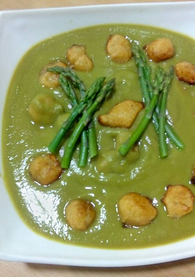Una foto de Crema de guisantes con espárragos trigueros y ñoquis