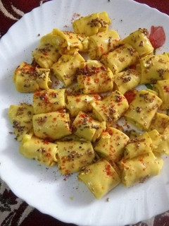 A picture of Khandvi.