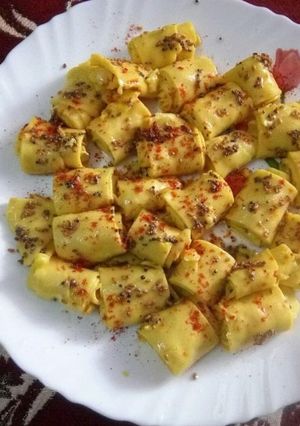 A picture of Khandvi.