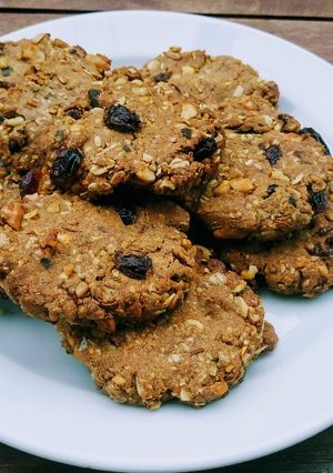 Zabpehelyhes keksz sok aszalvánnyal és magokkal recept fotója
