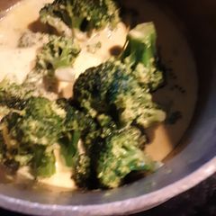A picture of Cheese Sauce and Broccoli.