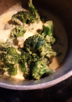 A picture of Cheese Sauce and Broccoli.