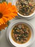 Potaje de garbanzos con embutido valenciano, cebolla y espinacas