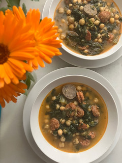 Una foto de Potaje de garbanzos con embutido valenciano, cebolla y espinacas