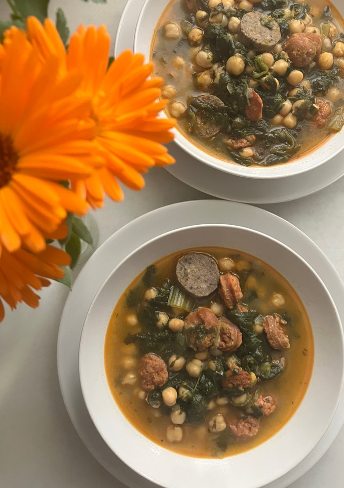 Una foto de Potaje de garbanzos con embutido valenciano, cebolla y espinacas