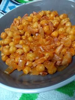 Una foto de Garbanzos con tomate rápidos y sabrosos