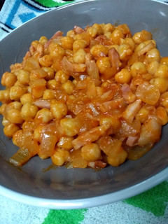 Una foto de Garbanzos con tomate rápidos y sabrosos
