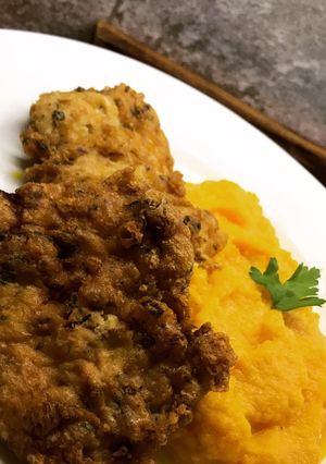 Una foto de Picatta de cerdo con puré de zanahorias y naranja 🍊
