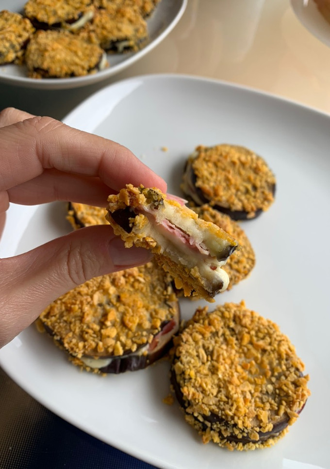 Una foto de Bocaditos crujientes de berenjena al horno rellenos de jamón y queso